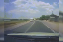 Ô tô - Clip: Ô tô đi kiểu "ma tốc độ" đâm trực diện xe bồn