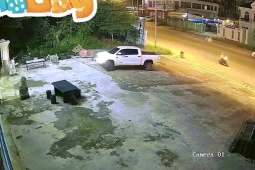 Ô tô - Clip: Pha quay đầu xe "đi vào lòng đất" của tài xế bán tải