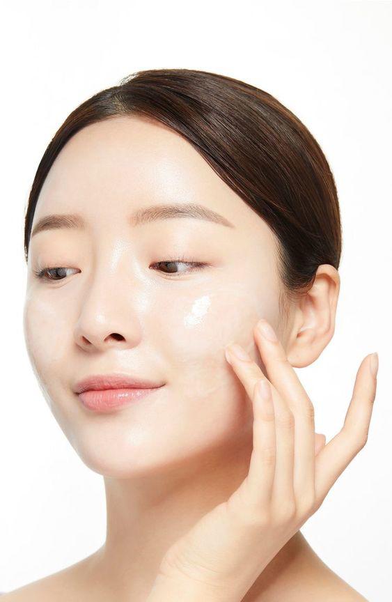 Những thứ trong mỹ phẩm quen thuộc có thể "hút cạn" nước trên làn da - 3