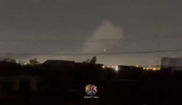 Một phóng viên truyền hình ở Iraq quay được hình ảnh khói bốc lên ở căn cứ không quân Erbil sau vụ tấn công của dân quân thân Iran.