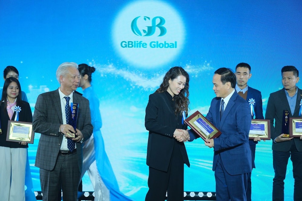 Đại diện GB Life – Phó CT. Hội đồng quản trị Jasmin Trần (Trần Thị Thu Trang) đón nhận giải thưởng danh giá