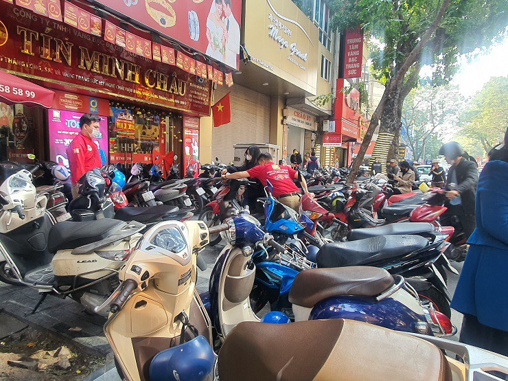 Người dân chen chân xếp hàng mua bán vàng khi giá vượt mốc 80 triệu đồng/lượng - 5