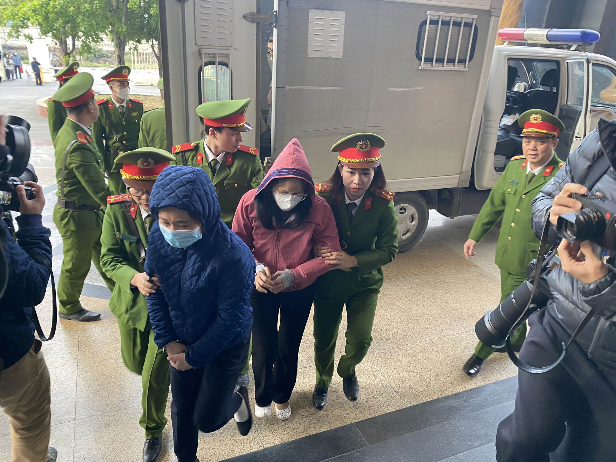 Bị cáo Nguyễn Thị Hương Lan (áo hồng) được đưa đến phiên xử.