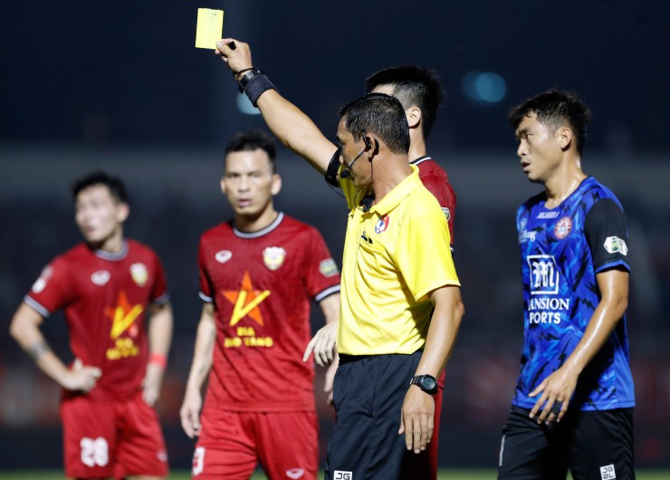 Nguyễn Thanh Thảo chỉ nhận thẻ vàng sau hành động phi thể thao trước cầu thủ Hà Tĩnh