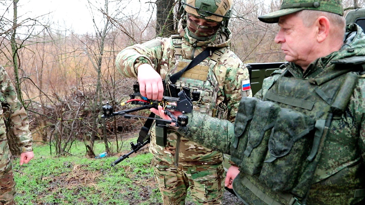 UAV FPV là vũ khí được cả Nga và Ukraine sử dụng rộng rãi trên chiến trường. Ảnh: Zvezda TV.