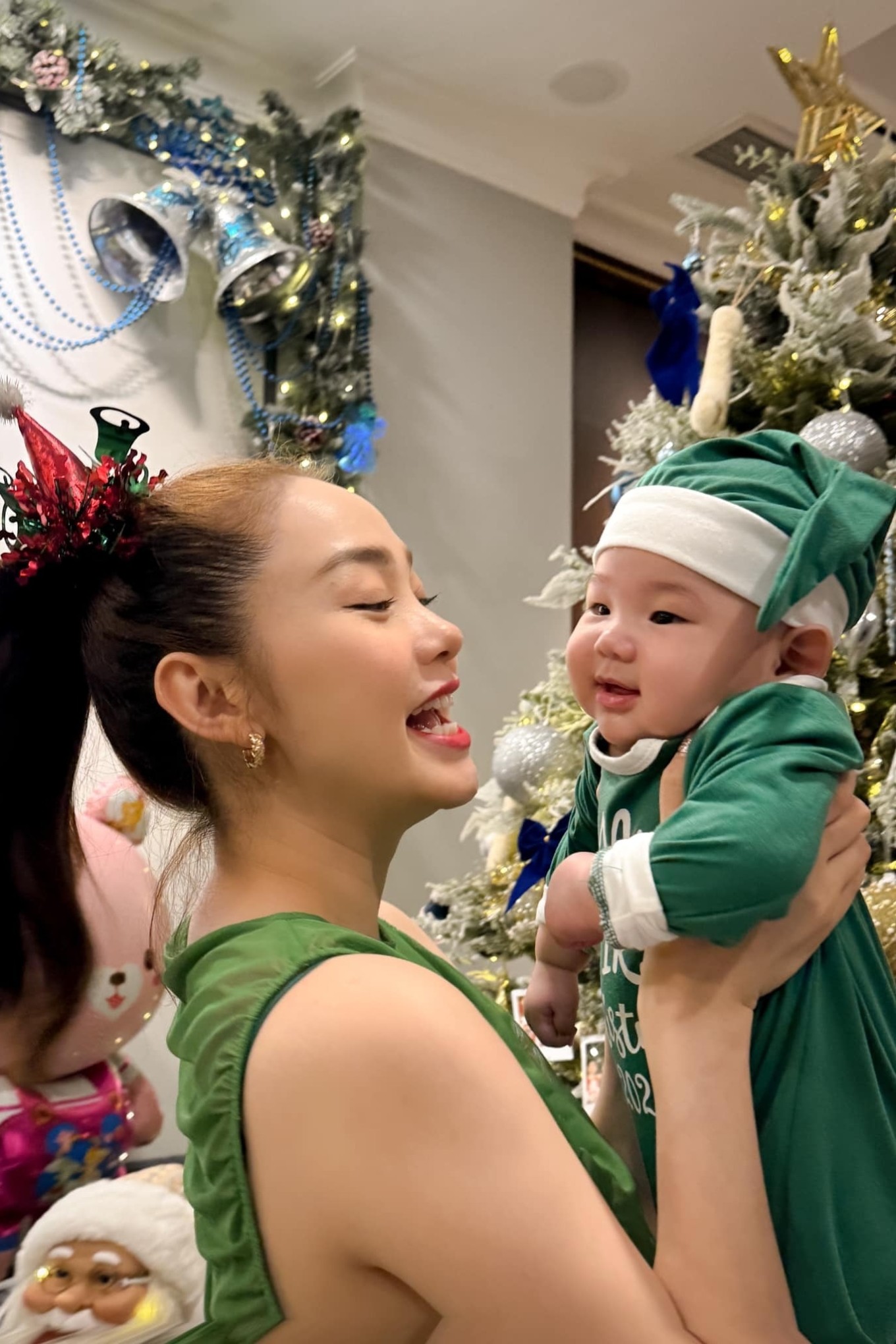 Minh Hằng lần đầu khoe cận mặt con trai trong tiệc Giáng sinh cùng gia đình.