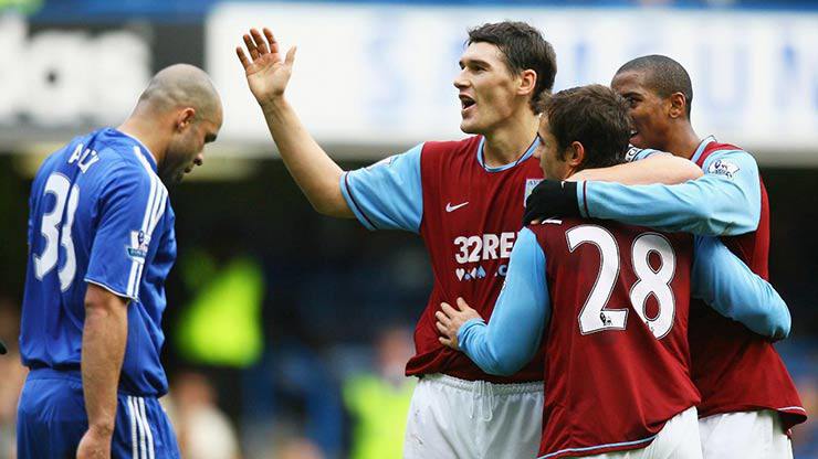 Gareth Barry gỡ hòa 4-4 cho Aston Villa ở phút bù giờ trước Chelsea trong ngày Lễ tặng quà 2007