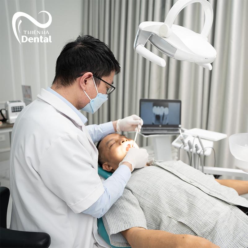 Bác sĩ kiểm tra tình trạng răng sau 3 tháng cắm trụ