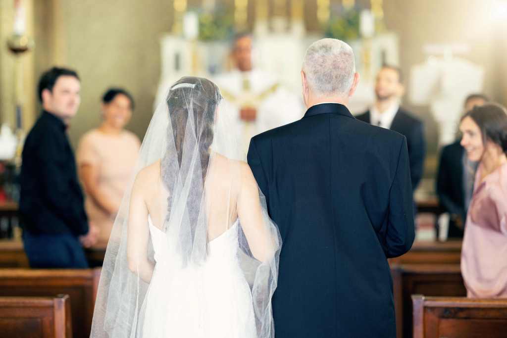 Bố cô dâu gặp sự cố "khó đỡ" trong đám cưới - 1