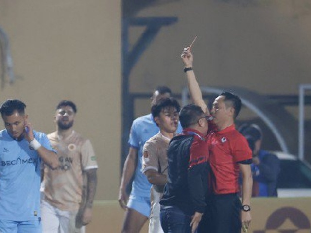 Bóng đá - Ném thẻ, phản ứng trọng tài, GĐKT của CAHN liệu có bị xử nghiêm?