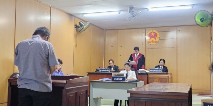 HĐXX tuyên án vụ cựu cán bộ công an làm sổ hộ khẩu giả. Ảnh: SONG MAI