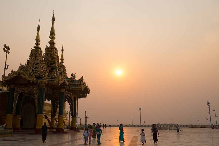 Naypyidaw nổi lên từ khu rừng nguyên sinh chỉ cách cố đô Yangon (Myanmar ) hơn 320km về phía bắc (trước đây là Rangoon), và nhanh chóng trở thành “thành phố kỳ lạ nhất thế giới” nổi tiếng với quy mô khổng lồ nhưng lại vô cùng vắng vẻ.
