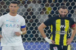 Đỉnh cao Ronaldo đấu Benzema ở Ả Rập: CR7 được đồng đội cũ “biếu“ penalty