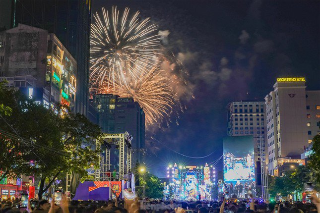 Sự kiện đếm ngược (Countdown) thời khắc chuyển giao năm cũ 2022 và năm mới 2023 tại phố đi bộ Nguyễn Huệ (quận 1). Ảnh: Phạm Nguyễn