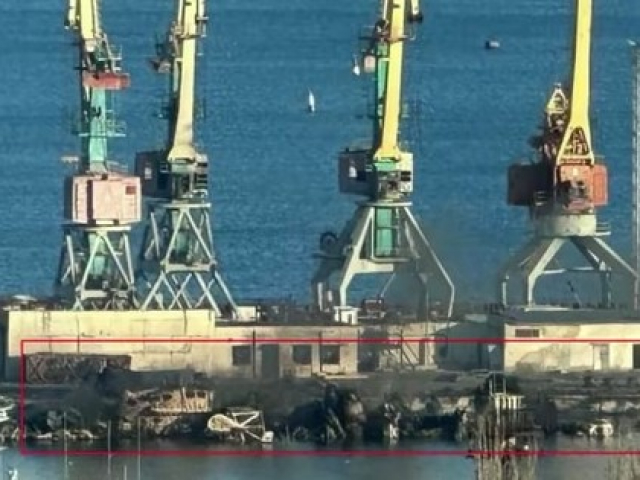 Xuất hiện hình ảnh tàu đổ bộ Nga bị hư hại sau khi trúng tên lửa hành trình Ukraine