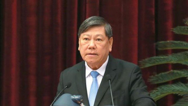 Ông Trần Văn Rón, Phó Chủ nhiệm Thường trực Uỷ ban Kiểm tra Trung ương báo cáo tại hội nghị. Ảnh: TTXVN
