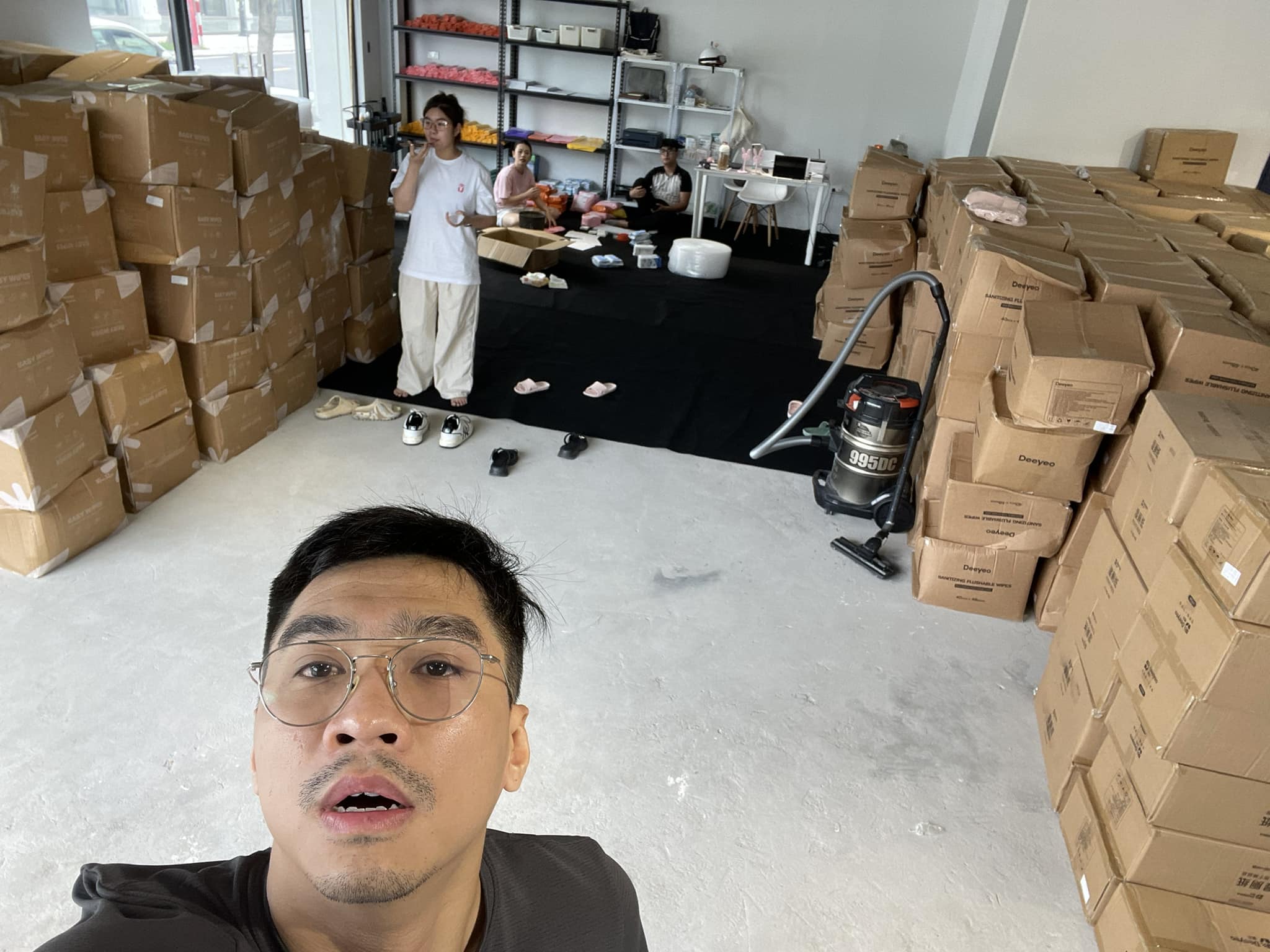 PewPew tên thật Hoàng Văn Khoa, sinh năm 1991, là một trong những streamer đời đầu của làng game Việt. Anh được fan yêu mến nhờ khiếu hài hước và tài ăn nói tự tin.