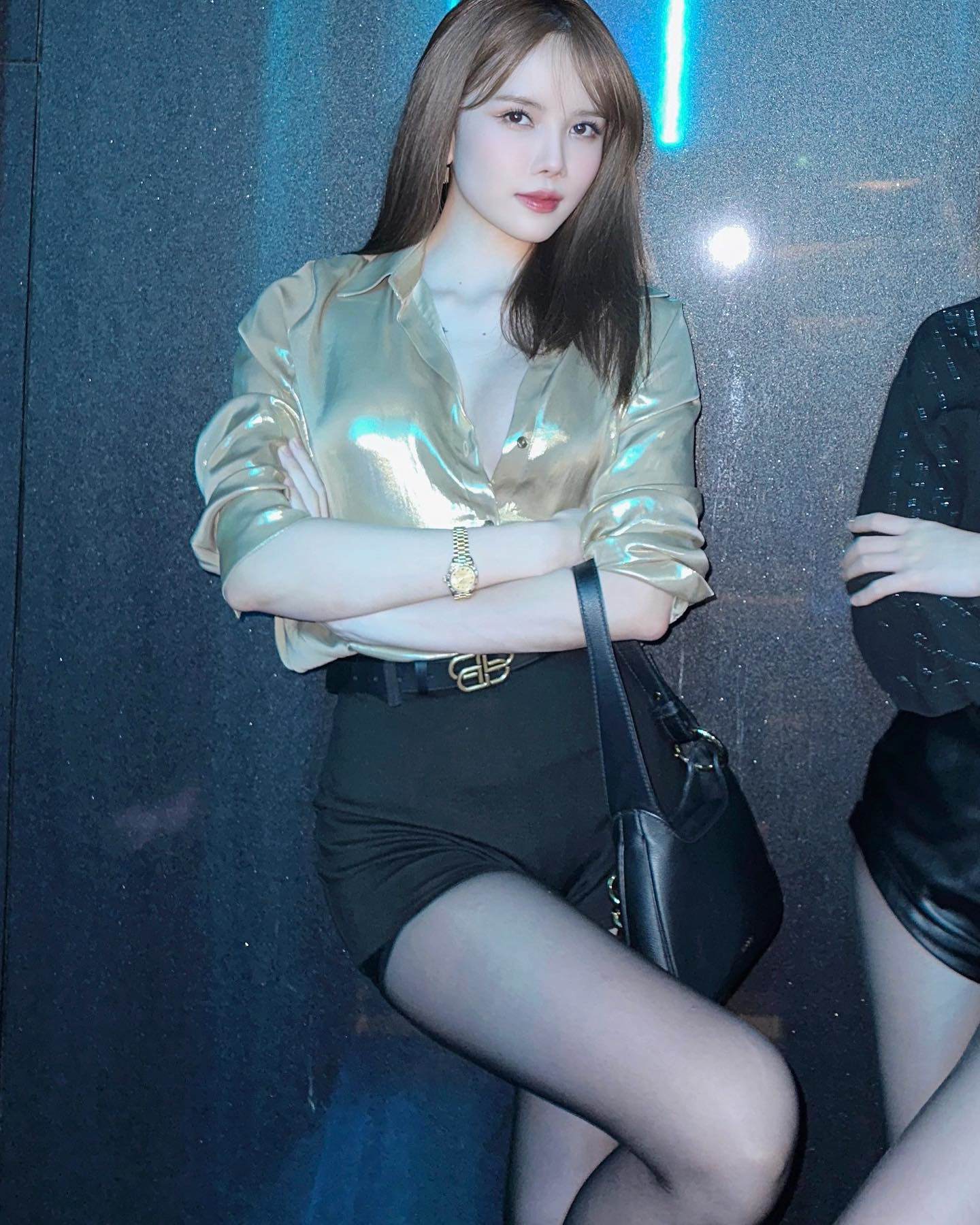Hai chị em nổi bật với set đồ tôn đôi chân thon dài.