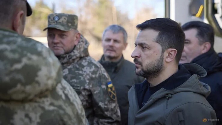 Tổng thống Ukraine Volodymyr Zelensky (phải)&nbsp;từng nói quân đội yêu cầu tuyển thêm 450.000 - 500.000 quân, trong khi Tổng Tư lệnh Valery Zaluzhny lại nói khác.