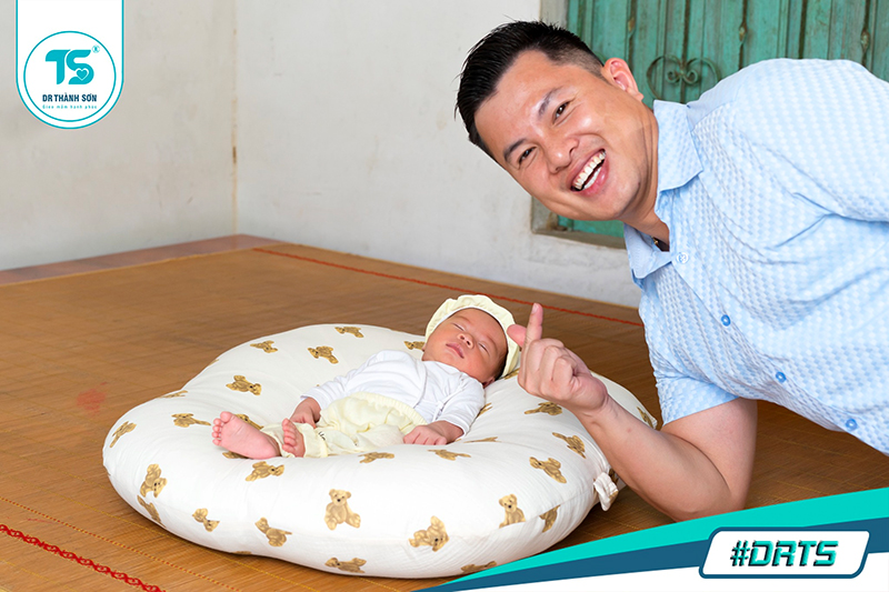 Bác sĩ Thành Sơn trực tiếp đến thăm các em bé thành công