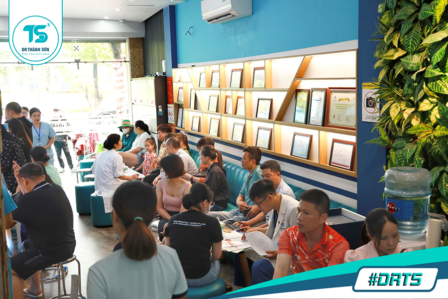 Không gian phòng khám với rất đông bệnh nhân đang chờ thăm khám