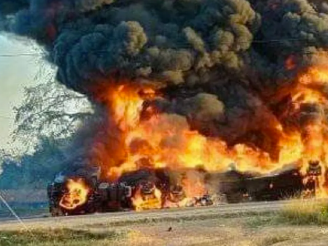 Thế giới - Hút xăng từ xe bồn gặp nạn, hàng chục người thiệt mạng ở Liberia