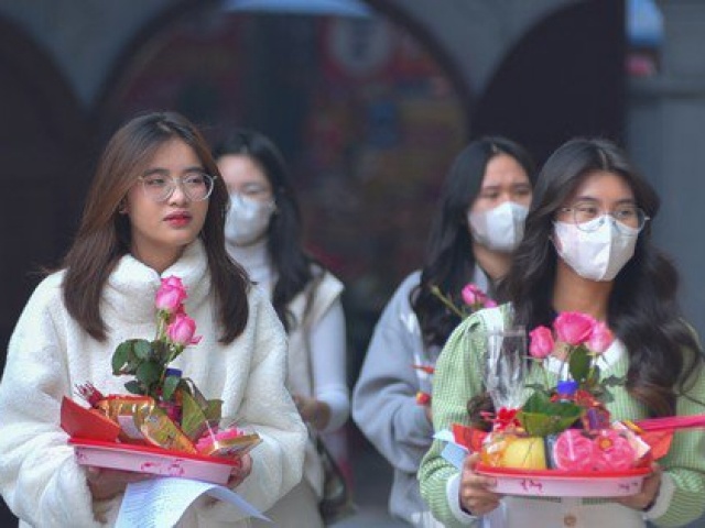 Bạn trẻ - Cuộc sống - Cuối năm, giới trẻ đua nhau đi chùa cầu duyên 'thoát ế'