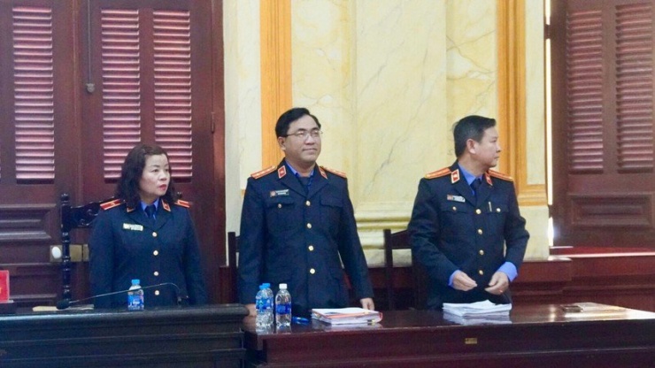 Đại diện VKSND TP.HCM tại phiên xét xử cựu giám đốc Sở Y tế tỉnh Tây Ninh. Ảnh: TRẦN LINH
