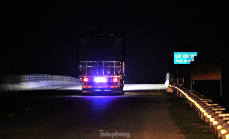 13 năm qua, cây cầu này không được lắp đặt hệ thống đèn chiếu sáng. Các phương tiện giao thông lưu thông qua cầu phải đi chậm quan sát, sử dụng hệ thống đèn hợp lý để phòng tránh nguy cơ tai nạn.