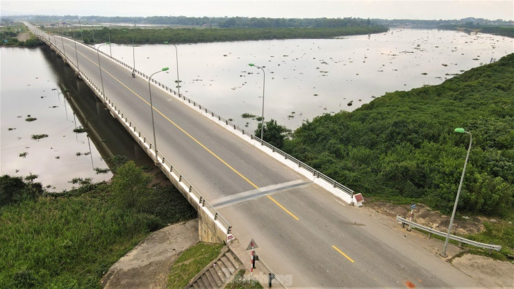 Cầu Thạch Sơn bắc qua sông Nghèn có chiều dài 320m, nối 2 xã Thạch Sơn (huyện Thạch Hà) và Hộ Độ (huyện Lộc Hà). Cầu được khởi công vào cuối tháng 6/2008 với nguồn vốn đầu tư 63,7 tỷ đồng, đưa vào hoạt động vào năm 2010.