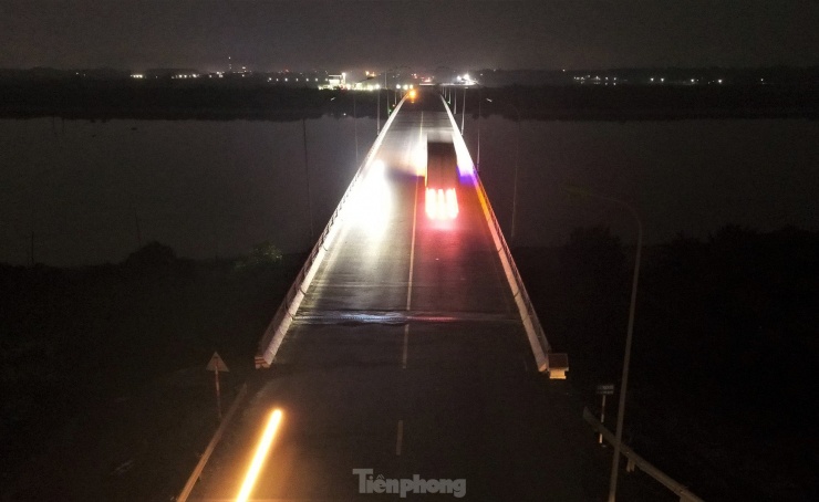 Buổi tối không có đèn chiếu sáng khiến các tài xế rất lo lắng, phải cho xe đi chậm để tránh va chạm.