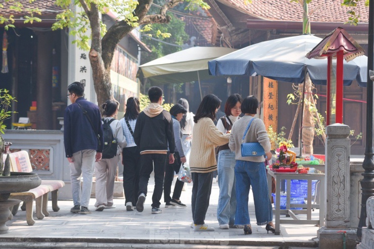 Cuối năm, giới trẻ đua nhau đi chùa cầu duyên 'thoát ế' - 3