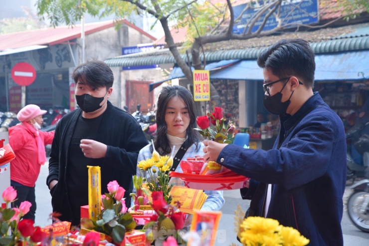 Cuối năm, giới trẻ đua nhau đi chùa cầu duyên 'thoát ế' - 14