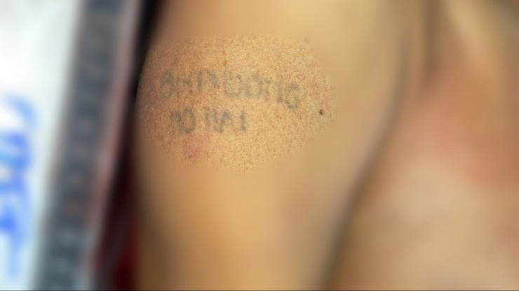 Trên tay phải người đàn ông có xăm chữ "Cốn Hương Hố Nai". Ảnh: HT