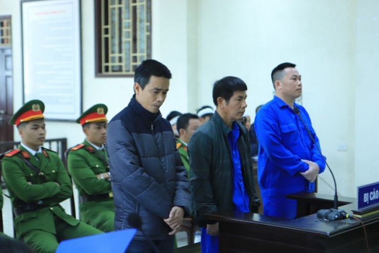 Ba cựu công an ở Thái Bình dùng nhục hình tại phiên xét xử. Ảnh: KL