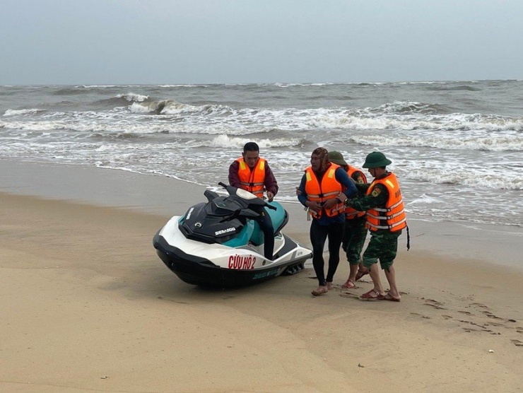 Lực lượng chức năng dùng mô tô nước ứng cứu 3 ngư dân gặp nạn trên biển. Ảnh: P.H
