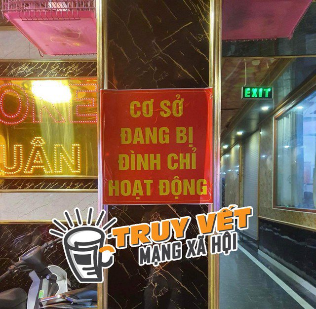 Công an TP Thuận An đi kiểm tra và dán biển thông báo quán karaoke bị đình chỉ hoạt động trên địa bàn