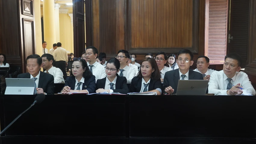 Hơn 10 luật sư tham gia tố tụng tại toà. Ảnh: HỮU ĐĂNG