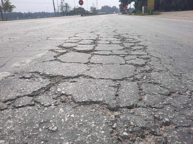 Hình ảnh đường xuống cấp nghiêm trọng được Báo Người Lao Động ghi lại tại QL 1A tuyến tránh thị xã Hồng Lĩnh, thuộc địa phận phường Đậu Liêu, thị xã Hồng Lĩnh