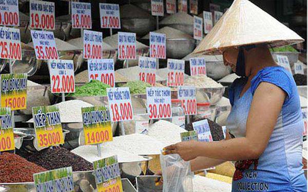 Đa số người tiêu dùng vẫn giữ thói quen mua gạo ở các chợ truyền thống