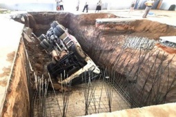 Tin tức trong ngày - Hi hữu chiếc xe bồn lật nhào xuống hố trong nhà xưởng ở Bình Dương