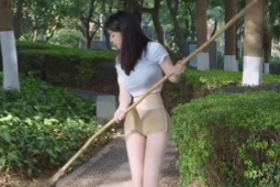 Người đẹp diện set đồ biker short, bra thể thao gây chú ý