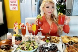 Bạn trẻ - Cuộc sống - Người đẹp có thể ăn hết 100 đĩa sushi trong 35 phút