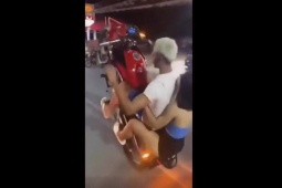 Phi thường - kỳ quặc - Video: Nam thanh niên chở bạn gái bốc đầu xe máy và cái kết đau đớn