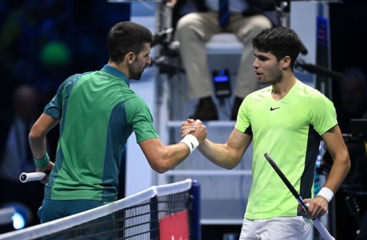 Djokovic (trái) và Alcaraz (phải) khen nhau sau trận đấu tại Saudi Arabia tối 27/12