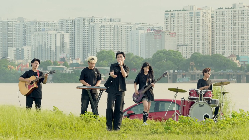 Vũ Văn Hiếu sở hữu chất giọng trong trẻ và bản lĩnh tự tin làm chủ sân khấu