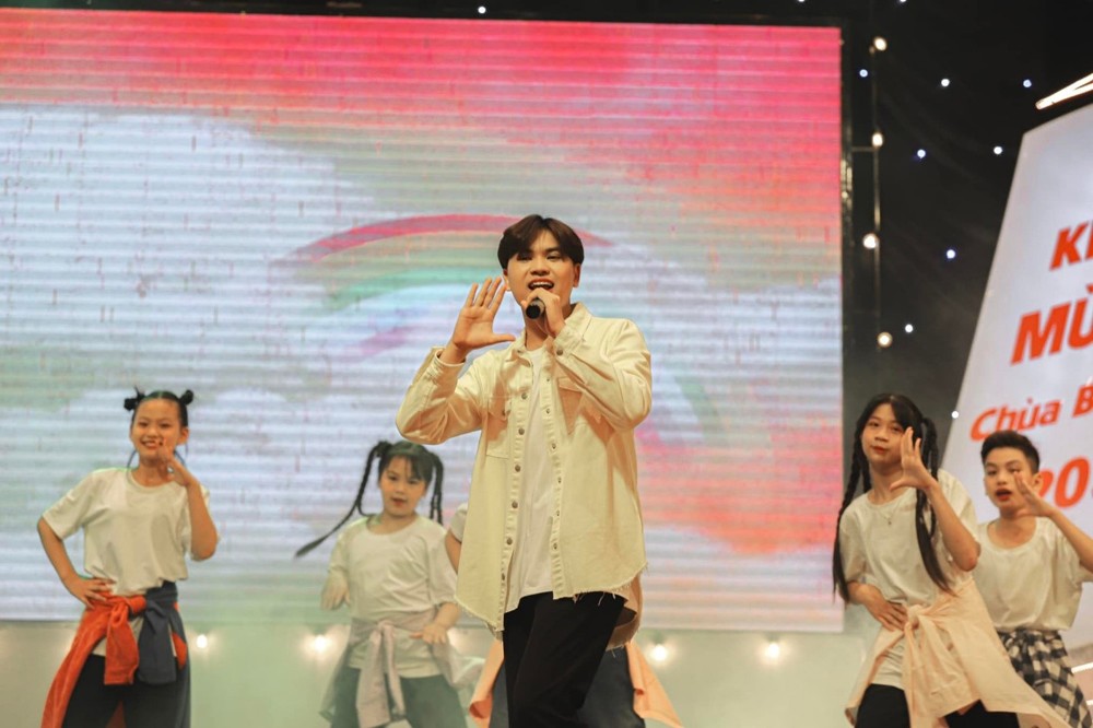 Anh Vũ Văn Hiếu năng nổ trong các buổi biểu diễn thiện nguyện