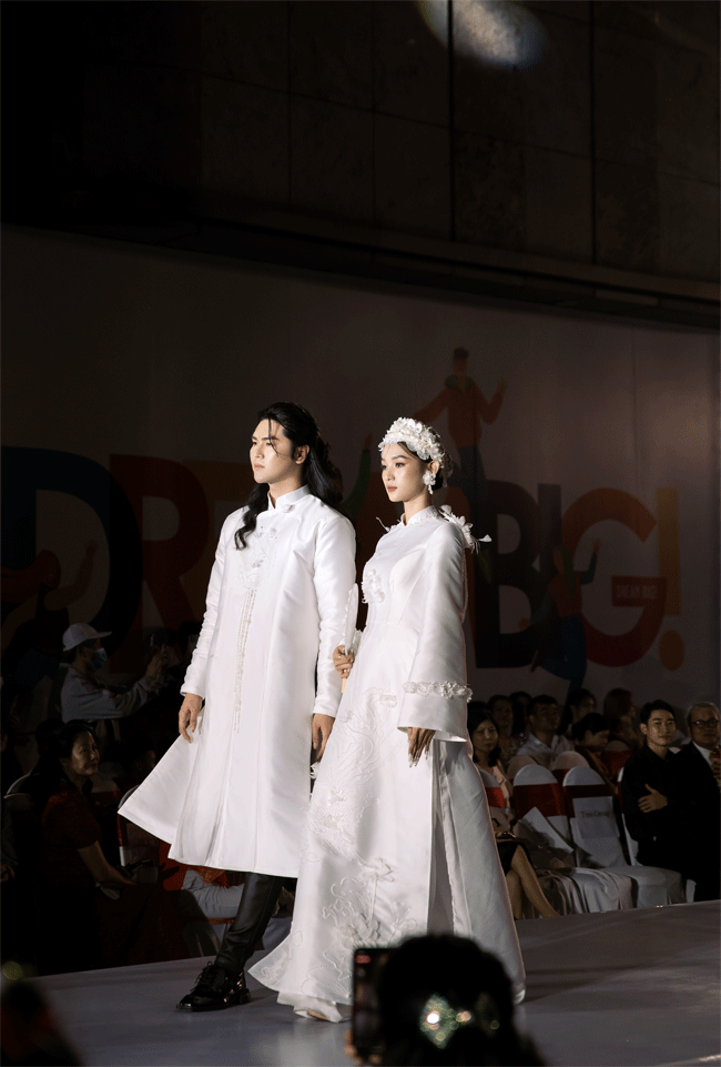 Xuất hiện rất “tình" cùng nhau trong BST&nbsp;của NTK Dung Dung, Đình Quyền và Yến Nhi nhận được nhiều đánh giá tích cực vì sự ăn ý.