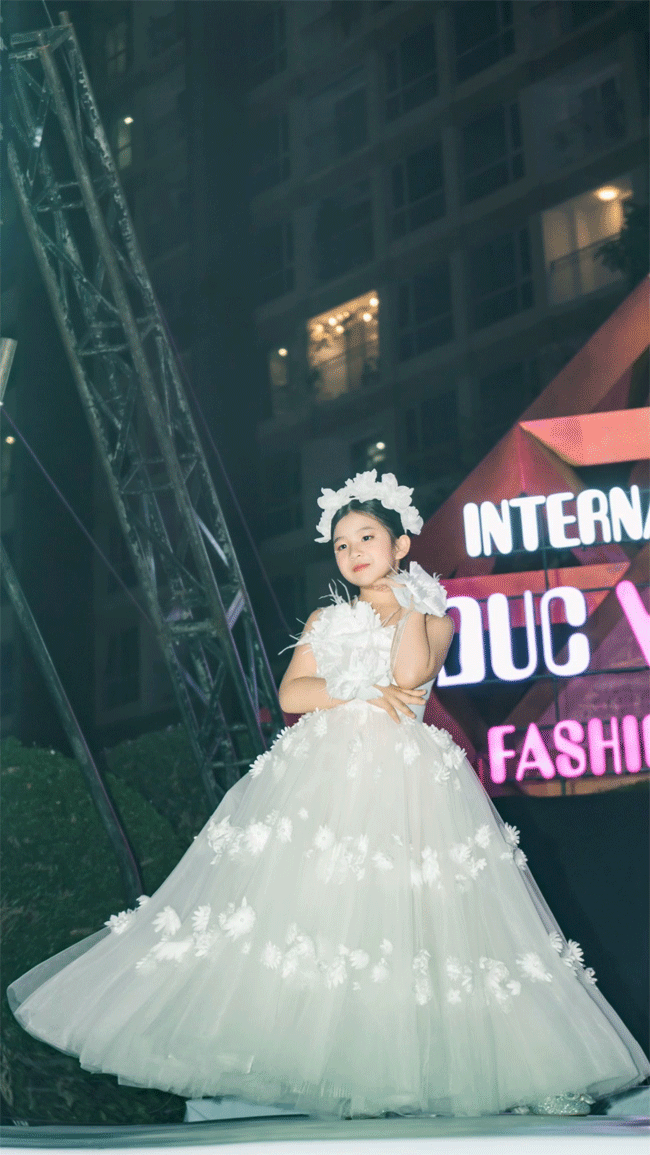 Cũng trong chuyến đi lần này, Đình Quyền đưa 2 học trò nhí Khánh Huyền Paco và Linh Anh vào Sài Gòn&nbsp;