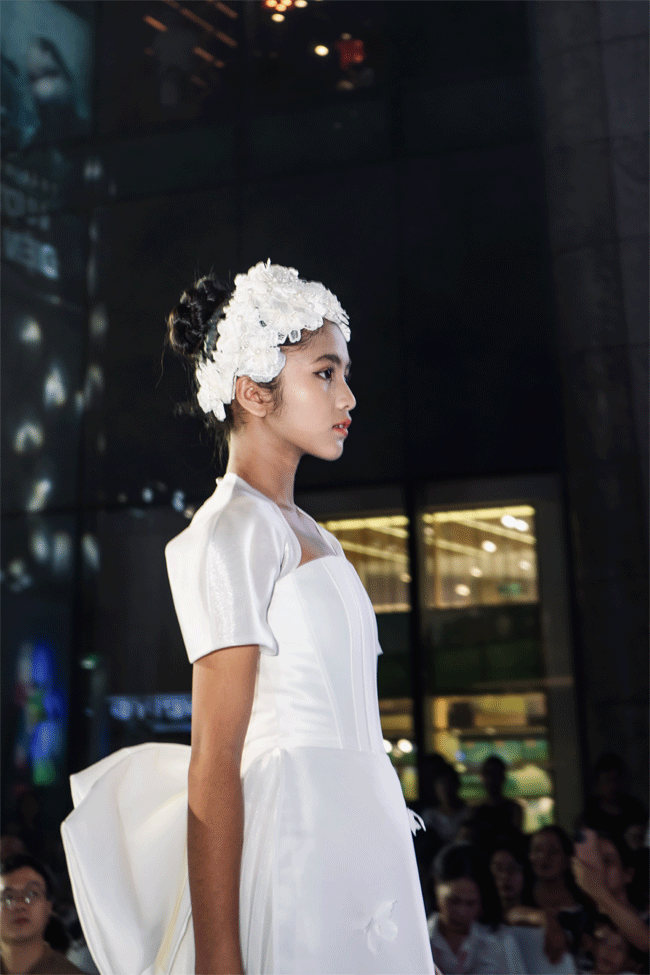 Được biết, siêu mẫu Đình Quyền &amp; BTC đã tài trợ toàn bộ chi phí o Khánh Huyền Paco để giúp học trò có cơ hội thực hiện đam mê.